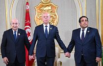 من اليمين ورئيس المجلس الرئاسي الليبي محمد المنفي، الرئيس التونسي قيس سعيد، الرئيس الجزائري عبد المجيد تبون