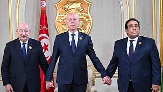 من اليمين ورئيس المجلس الرئاسي الليبي محمد المنفي، الرئيس التونسي قيس سعيد، الرئيس الجزائري عبد المجيد تبون