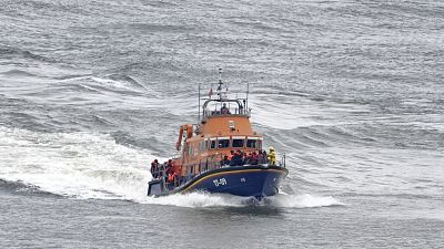 حرس الحدود البريطاني ينقل مهاجرين على متن قارب إلى ميناء دوفر البريطاني، الثلاثاء، 23 نيسان / أبريل 2024