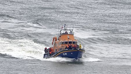 حرس الحدود البريطاني ينقل مهاجرين على متن قارب إلى ميناء دوفر البريطاني، الثلاثاء، 23 نيسان / أبريل 2024