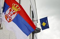 Kosova'nın kuzeyindeki Zubin Potok kasabasında belediye binasındaki Sırbistan bayrağı (solda) Kosova bayrağının önünde bir elektrik direğinde dalgalanıyor,