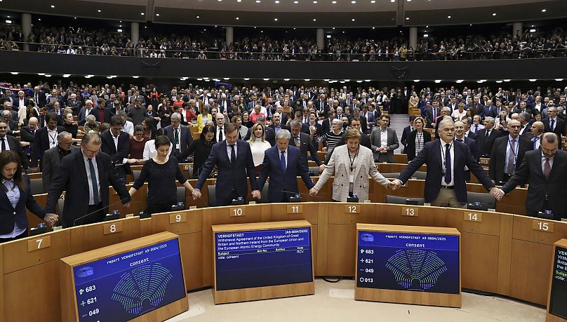 Un'immagine dal canto corale “Auld Lang Syne”, con gli eurodeputati che si tengono per mano