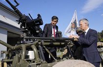 الأمين العام لحلف شمال الأطلسي ينس ستولتنبرغ، على اليمين، ورئيس الوزراء البريطاني ريشي سوناك يتفقدان الأسلحة في لواء وارسو المدرع في وارسو، بولندا، الثلاثاء، 23 أبريل، 2024