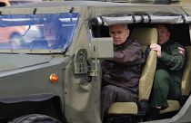 وزير الدفاع الروسي سيرغي شويغو يقود عربة عسكرية روسية 