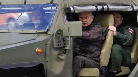 وزير الدفاع الروسي سيرغي شويغو يقود عربة عسكرية روسية 