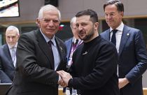 O chefe da política externa da UE, Josep Borrell (à esquerda), encontra-se com Volodymyr Zelenskyy, da Ucrânia, em fevereiro de 2023