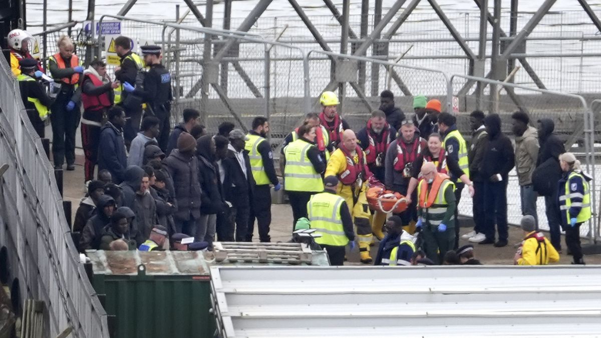 Persone ritenute migranti vengono portate a Dover, nel Kent, dalla Border Force britannica in seguito all'incidente di una piccola imbarcazione nel Canale della Manica.