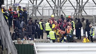 Persone ritenute migranti vengono portate a Dover, nel Kent, dalla Border Force britannica in seguito all'incidente di una piccola imbarcazione nel Canale della Manica.