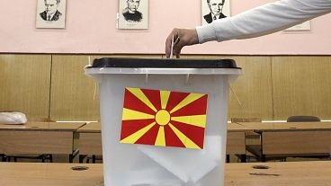 Un hombre deposita su voto para las elecciones presidenciales en un colegio electoral en Skopje, Macedonia del Norte, el domingo 5 de mayo de 2019.