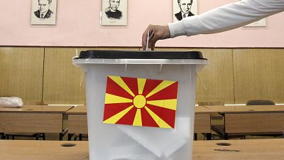 Un hombre deposita su voto para las elecciones presidenciales en un colegio electoral en Skopje, Macedonia del Norte, el domingo 5 de mayo de 2019.