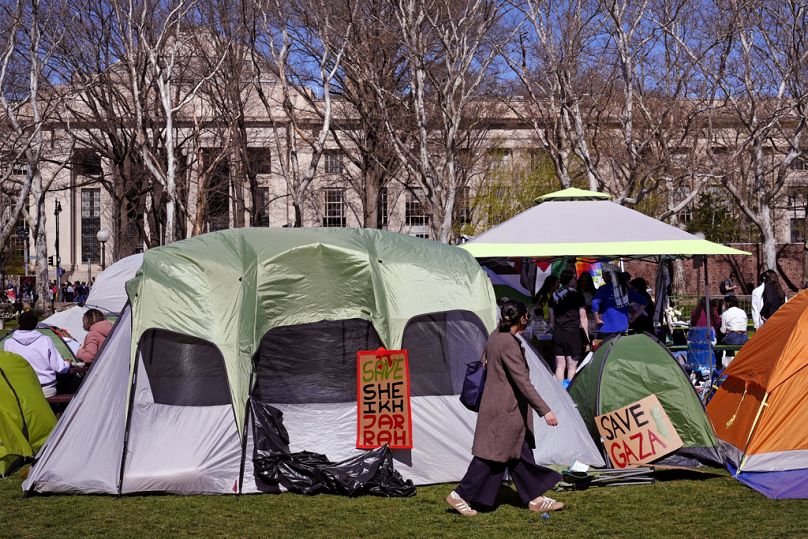 Estudantes protestam num acampamento no campus do Instituto de Tecnologia de Massachusetts, terça-feira, 23 de abril de 2024.