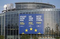 En el Parlamento Europeo, el jueves 11 de abril de 2024, en Estrasburgo, en el este de Francia, se ve un lienzo gigante que promueve las elecciones europeas. 