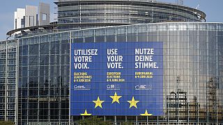 En el Parlamento Europeo, el jueves 11 de abril de 2024, en Estrasburgo, en el este de Francia, se ve un lienzo gigante que promueve las elecciones europeas. 