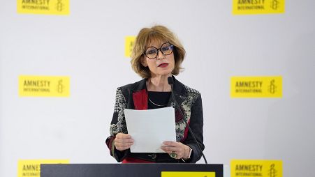 أنييس كالامار، الأمينة العامة لمنظمة العفو الدولية، تتحدث في مؤتمر صحفي في لندن خلال تقديم التقرير السنوي لمنظمتها، 22 نيسان/ أبريل 2024