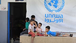 UNRWA okulunun arka bahçesinde toplanan Filistinli mülteci çocuklar 