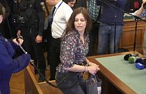 Ilaria Salis, encadenada y esposada en la sala de un tribunal de Budapest el 28 de marzo de 2024