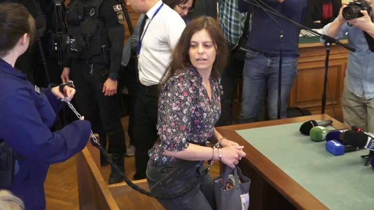 Ilaria Salis, encadenada y esposada en la sala de un tribunal de Budapest el 28 de marzo de 2024