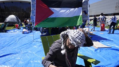 طالب من معهد ماساتشوستس للتكنولوجيا في مخيم احتجاجي ضد الحرب الإسرائيلية على غزة في حرم المعهد في كامبريدج بولاية ماساتشوستس الأمريكية.