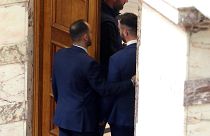 Ο ανεξάρτητος βουλευτής, πρώην βουλευτής των Σπαρτιατών, Κωνσταντίνος Φλώρος (Δ) οδηγείται εκτός Ολομελείας από τη Φρουρά της Βουλής