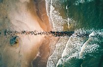 Les vagues s'écrasent à Blavand Strand au Danemark, l'un des "joyaux cachés" de la liste