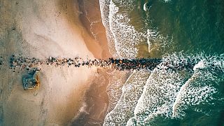 Las olas del océano chocan en Blavand Strand en Dinamarca, uno de los mejores destinos escondidos de la lista