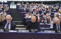 Os membros do Parlamento Europeu a favor da votação do Grupo ECR durante uma sessão plenária em Estrasburgo,