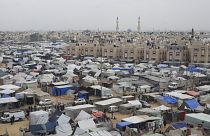 A háború miatt kitelepített palesztinokat befogadó sátortábor Rafahban