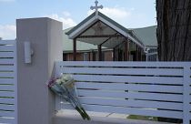 زهور خارج كنيسة الراعي الصالح في ضاحية واكيلي في غرب سيدني، أستراليا