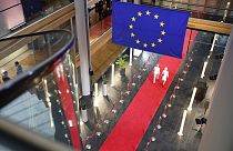 Uniós zászló az Európai Parlament épületében Strasbourgban 2024. április 24-én
