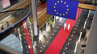 Uniós zászló az Európai Parlament épületében Strasbourgban 2024. április 24-én