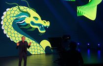 الرئيس التنفيذي لفولكس فاغن أوليفر بلومه يتحدث خلال حدث إعلامي أقامته مجموعة فولكس فاغن قبل يوم واحد من معرض السيارات في بكين