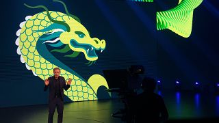 الرئيس التنفيذي لفولكس فاغن أوليفر بلومه يتحدث خلال حدث إعلامي أقامته مجموعة فولكس فاغن قبل يوم واحد من معرض السيارات في بكين