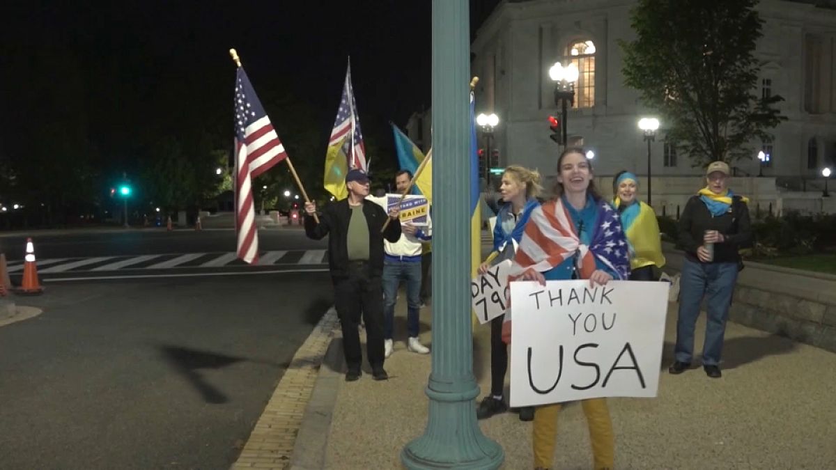 Les ressortissants ukrainiens et leurs supporters devant le Capitole
