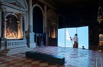 Basir Mahmood, Les corps bruns dans un paysage ouvert migrent souvent, 2024 dans « Nebula », Fondazione In Between Art Film au Complesso dell 'Ospedaletto, Venise, 2024
