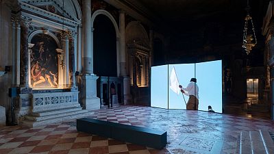Basir Mahmood, Les corps bruns dans un paysage ouvert migrent souvent, 2024 dans « Nebula », Fondazione In Between Art Film au Complesso dell 'Ospedaletto, Venise, 2024