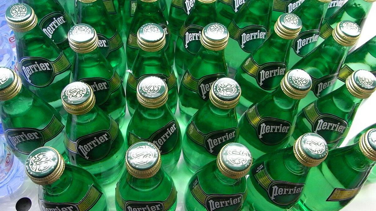 Извънредни новини.
    
Дъщерното дружество на Nestlé Perrier унищожава два милиона бутилки вода след откриване на „фекални“ бактерии