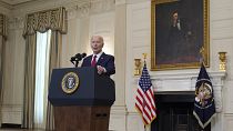 El presidente Joe Biden habla antes de firmar un paquete de ayuda a Ucrania de 95 mil millones de dólares que también incluye apoyo a Israel y Taiwán