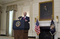 O presidente Joe Biden fala antes de assinar um pacote de ajuda à Ucrânia de 95 mil milhões de dólares que inclui também apoio a Israel e Taiwan