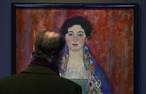 Um homem olha para o quadro "Retrato de Fräulein Lieser" do pintor austríaco Gustav Klimt antes de um leilão, em Viena, quarta-feira, 24 de abril de 2024