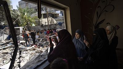 I membri della famiglia Abu Draz ispezionano la loro casa dopo che è stata colpita da un attacco aereo israeliano a Rafah, nel sud di Gaza