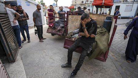 شاب فلسطيني يبكي فقدان أقاربه الذين قتلوا في قصف إسرائيلي في دير البلح