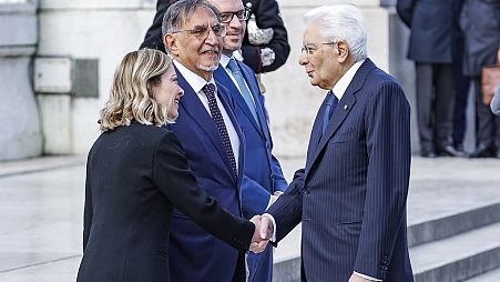 Giorgia Meloni serre la main de Sergio Mattarella lors d'une cérémonie pour le 79e anniversaire du Jour de la Libération (Roberto Monaldo/LaPresse via AP)