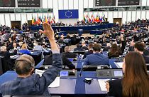 Los eurodiputados votan durante una sesión plenaria en Estrasburgo, Francia, el 24 de abril de 2024.