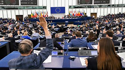 Los eurodiputados votan durante una sesión plenaria en Estrasburgo, Francia, el 24 de abril de 2024.