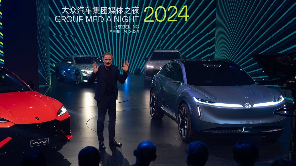 Il CEO di Volkswagen Oliver Blume parla durante un evento mediatico tenuto dal Gruppo Volkswagen un giorno prima del salone dell'auto di Pechino.