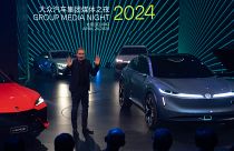 O CEO da Volkswagen, Oliver Blume, fala durante um evento mediático realizado pelo Grupo Volkswagen um dia antes do salão do automóvel em Pequim.