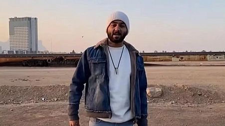 İranlı rapçi Toomaj Salehi, tutuklanmadan önce YouTube'da yayınladığı kliplerinden birinde. 
