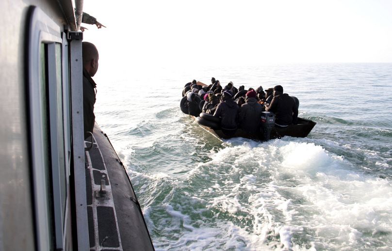 ARCHIVO - Migrantes, principalmente del África subsahariana,, cerca de la costa de Sfax, Túnez, martes 18 de abril de 2023.