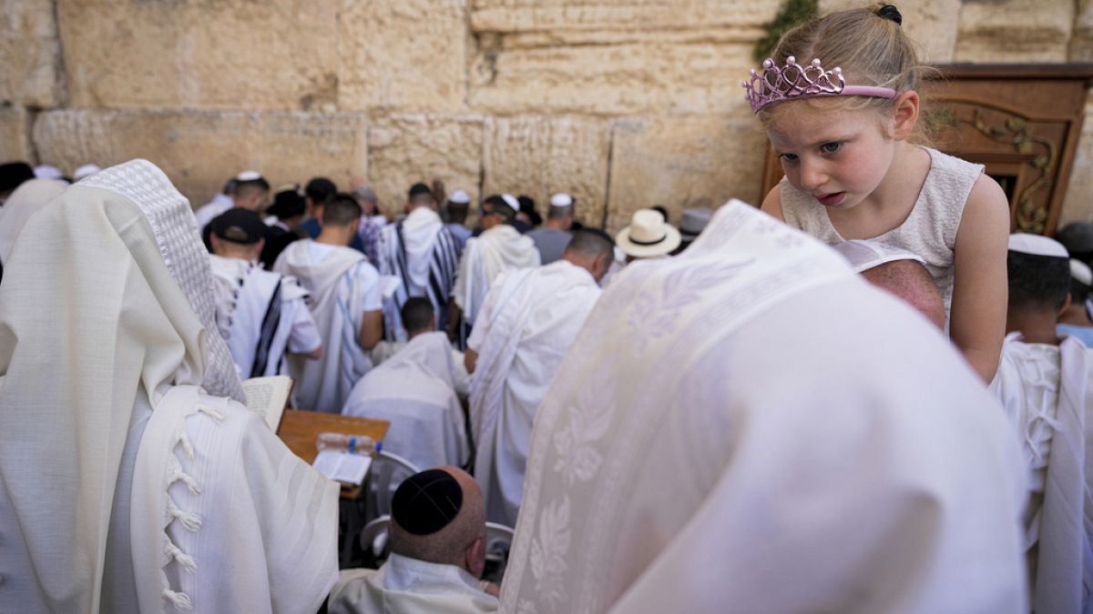Thousands of Jewish worshippers attend priestly blessing ceremony thumbnail