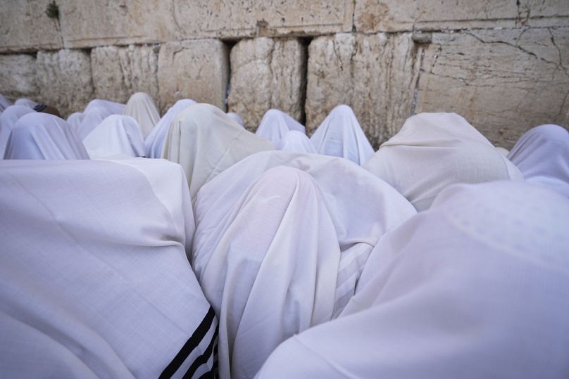 يهود يؤدون الصلاة عند حائط المبكى